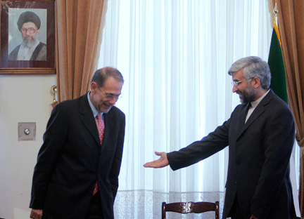 Javier Solana (à gauche), représentant de la politique étrangère de l'Union européenne et Said Jalili (à droite) responsable du dossier nucléaire iranien, à Téhéran ce samedi.(Photo : Reuters)