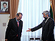 Javier Solana (à gauche), représentant de la politique étrangère de l'Union européenne et Said Jalili (à droite) responsable du dossier nucléaire iranien, à Téhéran ce samedi.(Photo : Reuters)