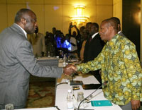 Le président ivoirien Laurent Gbagbo et le président du (FDPCC) Henri Amouzou (D), le 22&nbsp;octobre 2007.(Photo : AFP)