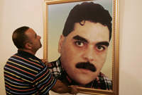 Karim Kantar accroche le portrait de son frère Samir Kantar, libanais prisonnier en Israël, dans sa maison au Liban, le 29 juin 2008. (Photo : Reuters)