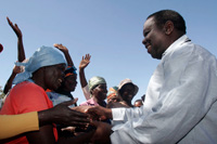 Le leader du MDC, Morgan Tsvangirai, parle avec un groupe de villageois à Nkayi, le 7 juin 2008.(Photo : Reuters)
