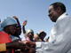 Le leader du MDC, Morgan Tsvangirai, parle avec un groupe de villageois à Nkayi, le 7 juin 2008.(Photo : Reuters)