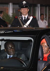 Le président Zimbabwéen Robert Mugabe et sa femme, à l'aéroport de Fiumicino à Rome, le 1er juin 2008.(Photo: Reuters)