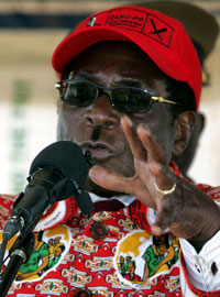Le président Robert Mugabe devant ses partisans au stade White City à Bulawayo le 20 juin 2008.(Photo : Reuters)