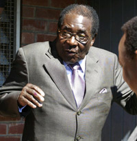 Le président Robert Mugabe à la sortie du bureau de vote dans un quartier chic d'Harare le 27 juin 2008.(Photo : Reuters)