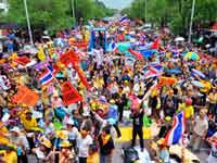 Les partisans de l'Alliance pour la démocratie agitent leurs drapeaux dans les rues de Bangkok, le 31 mai 2008. (Photo : Reuters)