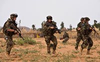 Des soldats de l'Eufor en patrouille près de Goz Beida, dans l'est du Tchad, le 15&nbsp;juin 2008.(Photo : Reuters)