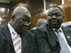 Le secrétaire général du MDC, Tendai Biti (g) et Morgan Tsvangirai, lors d'une réunion de la Communauté pour le développement de l'Afrique australe, le 12 avril 2008.(Photo : AFP)