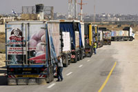 Des camions transportant de la nourriture attendent l'ouverture du point de passage de Sufa pour entrer dans la bande de Gaza.(Photo : Reuters)