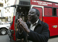 Le leader du MDC Morgan Tsvangirai devant son bus de campagne électorale le 11 juin 2008 à Harare.(Photo : Reuters)