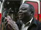 Le leader du MDC Morgan Tsvangirai devant son bus de campagne électorale le 11 juin 2008 à Harare.(Photo : Reuters)
