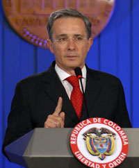 Le président colombien Alvaro Uribe pendant la conférence de presse du 27 juin 2008 à Bogota.(Photo : Reuters)