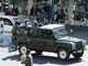 Un véhicule de police quitte le siège du Mouvement pour le changement démocratique, à Harare, le 23 juin 2008.(Photo : Reuters)