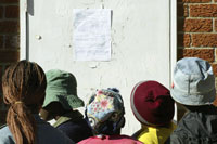 Des Zimbabwéens regardent les résultats de l'élection présidentielle affichés à Budiriro, Harare, le 28&nbsp;juin 2008.(Photo : Reuters)