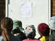 Des Zimbabwéens regardent les résultats de l'élection présidentielle affichés à Budiriro, Harare, le 28&nbsp;juin 2008.(Photo : Reuters)