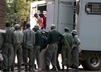 Le secrétaire général Tendai Biti (veste rouge), numéro&nbsp;2 du MDC, le 19&nbsp;juin 2008. Il risque la peine de mort pour subversion.(Photo : Reuters)
