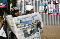 Harare ce 29 juin, lecture de la presse locale en attendant les résultats sans surprise de l'élection présidentielle.(Photo : AFP)