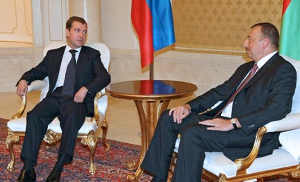 Le président Russe Dmitry Medvedev et le président Azerbaijanais Ilham Aliev se sont rencontré à Bakou, le 3 juillet 2008.(Photo : Reuters)