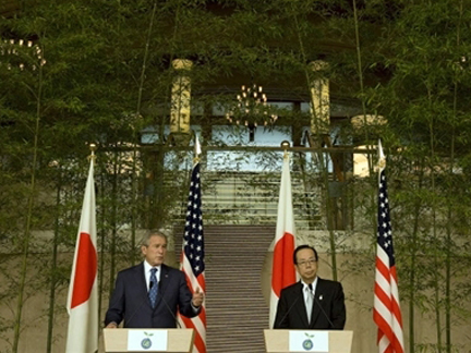 Au cours d'une conférence de presse avec le Premier ministre japonais Yasuo Fukuda, George Bush s'est engagé à jouer un rôle «&nbsp;<em>constructif&nbsp;</em>» dans le débat sur la réduction des émissions de gaz à effet de serre. ( Photo : AFP )