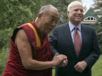 Le Dalaï Lama et John McCain, le 25 juillet 2008 à Aspen. Le Tibétain a été reçu à quatre reprises par George Bush, dont une fois en gande pompe, en octobre 2007. ( Photo : Reuters )