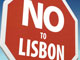 Un manifestant tient un panneau <em>«&nbsp;Non au Traité de Lisbonne&nbsp;», </em>lors de la venue de Nicolas Sarkozy, le 21&nbsp;juillet 2008.(Photo : Reuters)