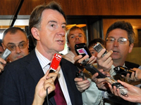 Le négociateur européen Peter Mandelson aurait proposé aux Brésiliens un accès plus facile de leur éthanol sur le marché européen, d'après son blog. ( Photo : AFP )