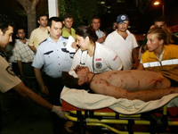 Double attentat à Istanbul, ce 27 juillet. La police va examiner les caméras de surveillance toute proches. L'explosion a fait des blessés jusqu'à 40 mètres de l'épicentre. ( Photo : AFP )