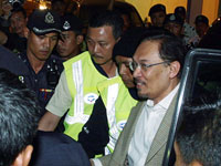 Le leader de l'opposition malaisienne, Anouar Ibrahim, à son arrivée à l'hôpital de Kuala Lumpur le 16 juillet.(Photo : Reuters)