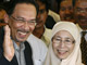 Anouar Ibrahim et sa femme Wan Azizah Wan Ismail le 17 juillet 2008.(Photo : Reuters)