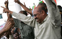 Le président el-Béchir devant ses supporters qui protestent contre les intentions de la CPI, le 13 juillet 2008, à Khartoum.(Photo : AFP)