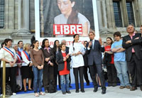 Ingrid Betancourt et Bertrand Delanoë, devant l'Hôtel de Ville, le 4/7/2008. (Photo : AFP).