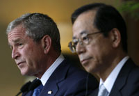 Le président américain George W. Bush et le Premier ministre japonais Yasuo Fukuda au sommet du G8.(Photo : Reuters)