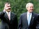 Lors de sa rencontre avec le président George Bush,&nbsp;le Premier ministre pakistanais Youssouf Raza Gilani a eu droit à une visite des jardins de la Maison Blanche.(Photo: Reuters)