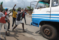 Des habitants d’Abobo, un quartier pauvre de la banlieue d’Abidjan, s’opposent au passage d’un camion, le 17&nbsp;juillet 2008.(Photo : AFP)