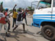 Des habitants d’Abobo, un quartier pauvre de la banlieue d’Abidjan, s’opposent au passage d’un camion, le 17&nbsp;juillet 2008.(Photo : AFP)