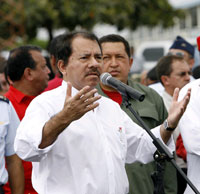 Le président nicaraguayen Daniel Ortega (g) et le président vénézuélien Hugo Chavez (d), lors d’une cérémonie à Eloy Alfaro, le 15&nbsp;juillet 2008.(Photo : Reuters)