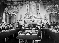 9 mai 1950 : salon de l'Horloge du Quai d'Orsay, le ministère français des Affaires étrangères, Robert Schuman ; à sa droite, Jean Monnet.
(Photo : UE)