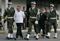 L'armée colombienne escorte Antonio Aguilar, dit Cesar, et Alexander Farfan, alias Enrique. Les deux guérilleros des FARC ont été capturés lors de l'opération militaire menée pour libérer Ingrid Betancourt et quatorze autres otages.(Photo : Reuters)