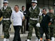 L'armée colombienne escorte Antonio Aguilar, dit Cesar, et Alexander Farfan, alias Enrique. Les deux guérilleros des FARC ont été capturés lors de l'opération militaire menée pour&nbsp;libérer Ingrid Betancourt et quatorze autres otages.(Photo : Reuters)