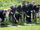 Les dirigeants du G8 plantent des arbres sur les rives du lac Toyako dans l’île d’Hokkaido au Japon.(Photo : Reuters)