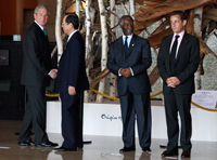 Le président américain George Bush saluant le premier ministre japonais Yasuo Fukuda, avec le président sud-africain Thabo Mbeki et le président français Nicolas Sarkozy au sommet du G8 à Toyako, au Japon.(Photo : Reuters)