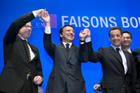 Hans-Gert Pöttering (G), José Manuel Barroso (C) et Nicolas Sarkozy (D), au conseil national de l'UMP, à Paris le 5 juillet 2008.(Photo : Reuters)