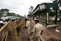 Les policiers indiens surveillent l'arrêt de bus où une femme a été tuée par l'explosion d'une bombe ce vendredi 25 juillet.(Photo : Reuters)