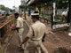 Les policiers indiens surveillent l'arrêt de bus où une femme a été tuée par l'explosion d'une bombe ce vendredi 25 juillet.(Photo : Reuters)