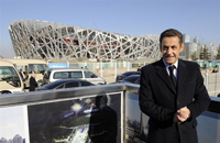 Le président français Nicolas Sarkozy, devant le stade olympique de Pékin.(Photo : AFP)