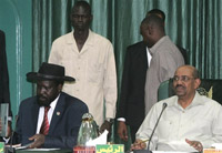 Le président Omar el-Béchir (d), lors de la réunion d'urgence du gouvernement soudanais.(Photo : AFP)