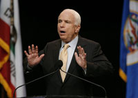 Le candidat républicain, John McCain, le 16 juillet 2008 à la convention nationale de la NAACP.(Photo : Reuters)