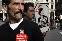 Ahmed Merakchi (g) a participé à la manifestation contre l'extradition de sa compagne, Marina Petrella, le 19 juin 2008 à Paris.(Photo : AFP)