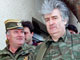 Le couple longtemps le plus recherché par le TPI : l'ancien chef militaire des Serbes de Bosnie, Ratko Mladic, toujours en fuite (g) et Radovan Karadzic (d) photographiés ici en avril 1995.(Photo : Reuters)