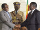 Le président zimbabwéen Robert Mugabe (g) serre la main du leader de l'opposition Morgan Tsvangirai (d), le 21 juillet 2008, après la signature d'un protocole d'accord pour faire sortir le pays de sa crise politique.(Photo : AFP)